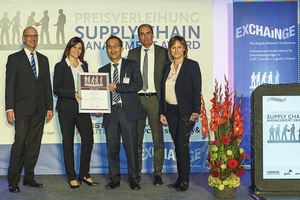  Peri erhielt kürzlich den renommierten „Supply Chain Management Award 2016“ für ein neuartiges Logistikkonzept. Stellvertretend für das internationale Team nahmen Ramona Held und Dr. Bernd Rosenkranz (Mitte) die Auszeichnung von den Jurymitgliedern Dr. Petra Seebauer (1. v. r.echts) und Harald Geimer (1 von links) sowie dem Vorjahressieger und Laudator Johannes Giloth entgegen. 