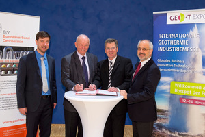  Den Vertrag unterzeichneten der Präsident des GtV-Bundesverband Geothermie, Waldemar Müller-Ruhe (2.v.l.), und der Geschäftsführer der Messe Essen, Egon Galinnis (2.v.r.). Ebenfalls anwesend waren Dr. André Deinhardt (li.), Geschäftsführer des GtV-Bundesverband Geothermie, und Klaus Reich, Geschäftsbereichsleiter der Messe Essen 