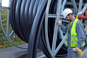  Der Close-Fit Liner kann über einen normalen Begehungsschacht installiert werden. Auf Trommeln aufgewickelt und mit einem Windenseil eingezogen sind Installationslängen von mehreren Hundert Metern durchführbar 