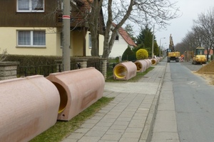  Typisches Baustellen-Zwischenlager in Siedlungsstraße: Perfect Pipe DN600 