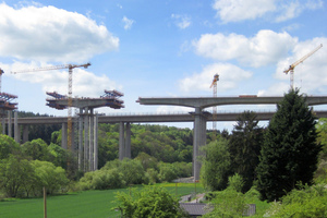  Wenige Meter östlich der alten Lahntalbrücke entsteht bei Limburg bis Ende 2016 ein neuer Flussübergang im Zuge der Autobahn A3. 