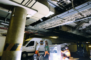  Platzsparende Lösung: Das Innenleben eines Einsatzfahrzeugs zur UV-Licht-Härtung wurde ausgebaut und zur kellergängigen „Mobileinheit“ umfunktioniert. 