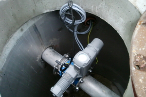  Wentus verarbeitet hoch korrosive Chemikalien. Während der Anlieferung verschließt eine Elektroklappe den Rohrdurchgang zur Kanalisation.. 