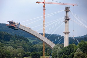  2 Während der Bauphase sichern Spannlitzen den Bogen, und laufen über Hauptpfeiler und dort aufgesetzte HilfspyloneFotos: Doka 