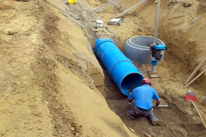  Die Farbe macht eine einfache Zuordnung auch nach Jahrzehnten noch problemlos möglich: Mit HS-Kanalrohren in Blau wird der Regenwassersammler verlegt 