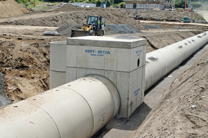  Das 200 Meter lange Rohrsystem mit einem Durchmesser von 2,00 m bildet den Stauraumkanal im neuen Logistikzentrum des Abfallzweckverbandes Rhein-Mosel-Eifel. Dieser kann bis zu 600 Kubikmeter Regenwasser aufnehmen.  