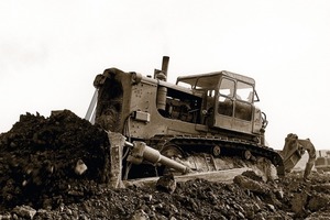  Eine Maschine mit Zeitgeschichte, die auf einer Baustelle am stärksten und auch am größten war. Fortschritt durch Technik: Mit dem Dozer D7E mit dieselelektrischem Antrieb ist ein effizientes Paket für die Zukunft in Sachen Umweltfreundlichkeit und Effizienz geschnürtFotos: Zeppelin 