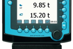  Bei der neuen Wägeelektronik pControl von Pfreundt wird das Display der Waage in der Kabine optional als Monitor für eine Rückfahrkamera genutzt; auf Wunsch wird bei Rückwärtsfahrt automatisch zwischen Bordwaage und Monitorbild umgeschaltetFotos: Pfreundt 