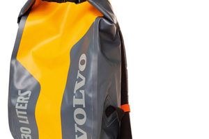  Der Rucksack vereint eine stabile, wasserdichte Hülle mit Sicherheitsmerkmalen wie einem orangefarbenen Brustgurt und einem reflektierenden Volvo-Logo. 
