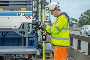  Gerade der Betoneinbau auf schmalen Straßen oder einzelnen Fahrstreifen ist eine ideale Aufgabe für den 2013 erstmal präsentierten Auto Pilot Field Rover 