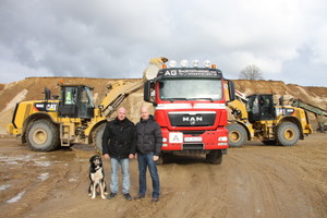  Bild 1: Sogar Hund Tyson ist mit dem Einsatz der neuen Cat Radlader der K-Serie für die Sand- und Kiesverladung einverstanden, die Firmenchef Andreas Giese (links) bei Zeppelin Verkäufer Dirk Carstensen bestellte 