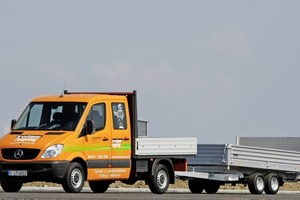  Moetefindt – Sprinter-Gespann zum Baumaschinentransport: Zwischen den Längsträgern der Pritsche ist ein 330 Liter Tank zur Betankung von Bau-maschinen untergebracht. Die Pumpe befindet sich in einem abschließbaren Werkzeugkasten vorne auf der Pritsche. Der Tandem-Drei-Seitenkipper mit kippbarem Aufbau hat eine Nutzlast von 2,64 t 