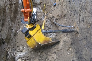  Dank engcon-Tiltrotator können im Kanal- und Leitungsbau mit dem Tieflöffel Rohre, Querungen und andere Hindernisse jederzeit sehr effektiv untergraben werden.Foto: engcon 