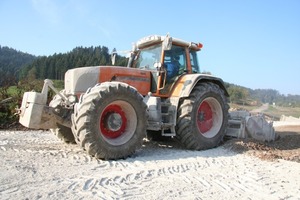  Der Fendt Vario 930 der Firma Eichele macht sich auf der Baustelle nützlich: Wahlweise mit Anbaufräse, mit Transportmulde oder mit einem Steinbrecher  