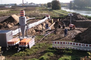  4 Zur Einbindung vorbereitete Baugrube mit Zyklon zum Ausblasen der zur Entleerung der 24“-Rohölleitung eingebrachten StickstofffüllungFotos: Moll-prd GmbH &amp; Co. KG 