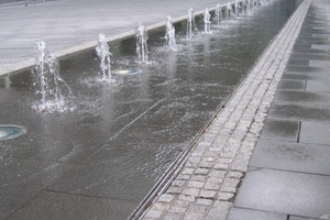  Schlitzrinne BIRCOtop Serie S entwässert die Brunnenanlage im Eschborn PlazaFoto: Birco 
