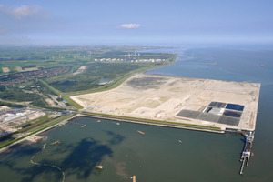  Aus der Luft: am Jadebusen entsteht seit 2008 der einzige tideunabhängige Tiefwasserhafen Deutschlands, der JadeWeserPort 