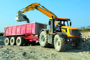  Die Gerätekombination des Fastrac 8250 von JCB mit Anhängemulde bietet wesentliche Vorteile gegenüber LKWs und Dumpern, wie hier beim Materialtransport von der Abbaustelle ins mehrere Kilometer entfernte Zementwerk                                                                                                                                                                                              Foto: JCB 