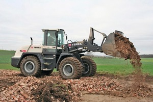  Der TL210 von Terex zählt mit 12,5 t Gewicht, einer Motorleistung von 119 kW und 2,1 m³ Schaufelinhalt schon zu den schweren Radladern im Programm 