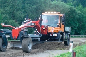  5 Der für Radlader, Traktoren oder Unimog geeignete „speedgrader“ von PTH soll auch ungeübten Fahrern nach einigen Stunden Eingewöhnung die Graderbedienung ermöglichenFoto: PTH 