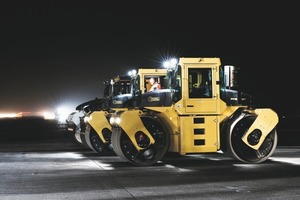  2 Startklar: Bomag Asphaltwalzen warten mit laufenden Motoren auf ihren Einsatz 