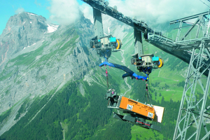  Alle benötigten Baumaschinen, hier ein teildemontierter Liebherr-Raupenkran LR 1160, mussten per Seilbahn zur Baustelle transportiert werden. 