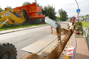  Exakt dosiert und genau positioniert kann das Material verteilt werden. Der Radlader fährt parallel zum Kabelkanal. Das verkürzt das Verfüllen enorm. 