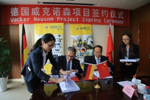  Vertragsunterzeichnung in Pinghu, China: v.l.n.r. Herr Cem Peksaglam (CEO Wacker Neuson SE), Herr Yongbiao Qian (stellvertretender Bürgermeister der Stadt Pinghu). 