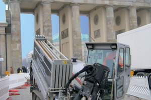  Der Grundodrill 15N während einer Verlegemaßnahme vor dem Brandenburger Tor 