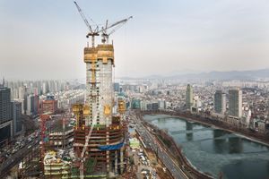  Der Gebäudekern des Lotte World Tower wird mit der Selbstkletterschalung SKE100 von Doka vorauseilend geklettert 