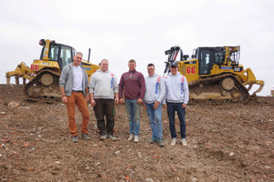  Raupenfahrer Axel Engelhardt und Dennis Schuck zusammen mit der nächsten Unternehmergeneration Tom Seufer, Kevin Richter und Sam Seufer (von links). 