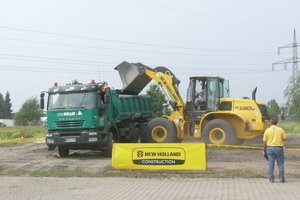  12 W130B von New Holland mit 2,0 bis 2,4 m³ fassenden Schaufeln, 12,5 t Einsatzgewicht, 110 kw starkem CNH-Motor und elektronischem Laststabilisator 