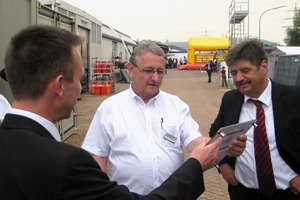  Terex-Compact Geschäftsführer Jens Bünte (links) überreichte an Gerhard Magar (Mitte) die Jubiläumsurkunde und eine Sammlung von Terex-Maschinenmodellen. Zu den Gratulanten gehörte auch der Oberbürgermeister der Stadt Merzig, Dr. Alfons Lauer 