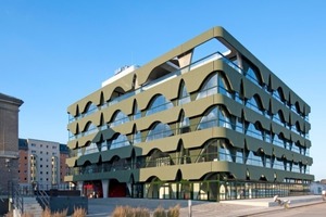  Raffiniert wie eine Schnittschablone umrahmt die Betonfassade den Neubau des Modezentrums in Berlin 