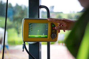  Das Topcon-Display zeigt dem Maschinenführer in Echtzeit die jeweilige Verdichtung an. 