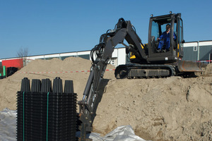  Geringer Platzbedarf von Anfang an: die Einzelteile des Blockrigolensystems ACO Stormbrixx fügen sich exakt ineinander und reduzieren den Logistikaufwand sowohl im Lager und auf der Baustelle 