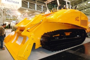  Auf der bauma stellte Frutiger mit der 38 t wiegenden SR T-18 Tiger für 18 m³ Kübelvolumen die größte je gebaute Schürfraupe vor; eine kleinere T-12 für 12 m³ Inhalt befindet sich in Planung.Foto: Frutiger 