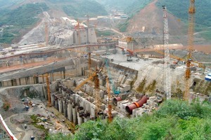  1 Im Juli 2007 war Baubeginn für das derzeit größte Staudammprojekt Südostasiens, die Talsperre in der Provinz Son La im Nordwesten Vietnams 