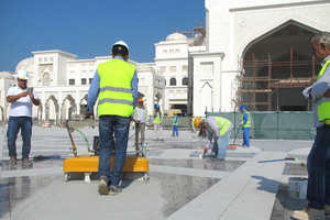  300.000 m2 Natursteinpflaster-Fläche vor dem Präsidentenpalast in Abu Dhabi müssen eingesandet werden.  