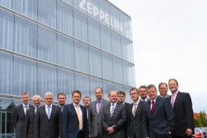  Der Geschäftsbereich Konzernkunden am neuen Standort in Garching mit dem Vorsitzenden Geschäftsführer Michael Heidemann (3.v.r.) und Fred Cordes (li.), Vertriebsleiter Deutschland 