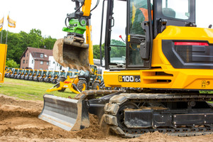  Hier sorgt das Planierschild am JCB 100C für ebenen Boden. 