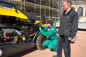  Klappe auf, und der Motor des JCB 525-60 ist von drei Seiten zugänglich. Das bietet bequemen Zugriff für alle Service-Arbeiten. 