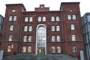  Das ehemalige Kasernengebäude dient heute als Hauptgebäude der TUHH. 