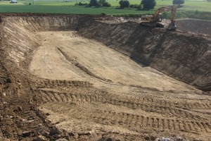  hier: Im Rahmen der Baumaßnahme wurden Entwässerungskanäle mit einer Gesamtlänge von 5500 m verlegtrechts: Insgesamt bewegte das Bauunternehmen circa 215 000 m3 Erde, 60 000 m3davon Fels der Bodenklasse 7Fotos: Heckmann 