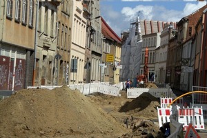  links: Die Güstrower Altstadt verfügt über enge Gassen. Schwere Baugeräte hätten hier keinen Platz gehabthier: Die HS-Abwasserkontrolle ermöglicht den Betreibern von Kanalnetzen, den Zustand der Hausanschlüsse zu kontrollieren ohne den privaten Grundstücksbereich zu betreten 