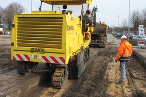  Mit modernen Kaltfräsen kann nicht nur auf großer Breite, sondern wie mit dieser Bomag BM 1000/30 auch auf großer Tiefe gefräst werden, hier mit 300 mm Frästiefe bei präziser AbrisskanteFoto: Bomag 