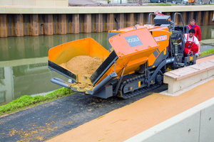  1 Sieht aus wie Sand, ist aber Asphalt! Das gelbe Mischgut weist die gleichen Materialeigenschaften auf wie herkömmlicher, schwarzer Asphalt und wurde vom Vögele Super 800 einwandfrei eingebaut 