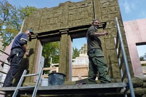  Mit Pinsel und Kelle formten die Handwerker mit viel Geschick eine gealterte OberflächenstrukturFotos (3): Zoo Osnabrück 