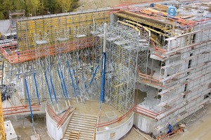  Für die rasche und sichere Unterstellung der hohen Decke im Eingangsbereich sorgen Staxo 100-Lasttürme 