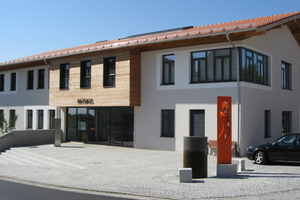  Flexible Arbeitsräume im Rathaus Schnaitsee: Mauerziegel von Leipfinger-Bader bieten Lösungen für jedes Bauprojekt. Dank seiner massiven Beschaffenheit ermöglicht der Wandbaustoff höchste Gestaltungsfreiheit in den Innenräumen. 